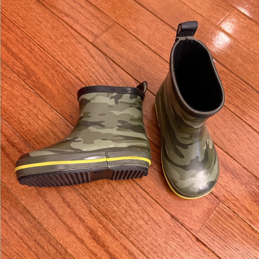 Old Navy Green Rain & Snow Boots with Camouflage Design